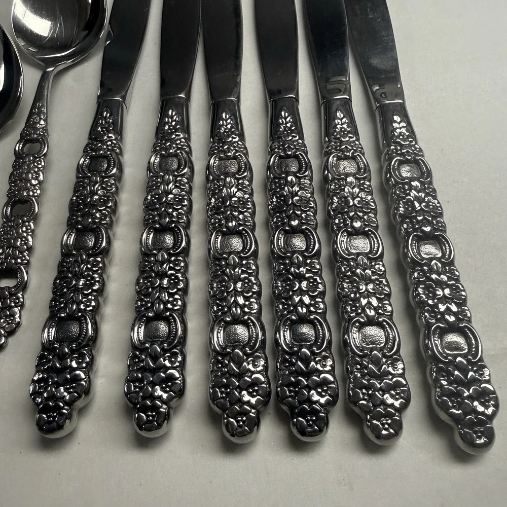8 Oneida Viola Voila Dinner Knives Spoons Soup Community Flatware Silverware
